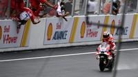 Pebalap Ducati, Andrea Dovizioso finis pertama dalam balapan MotoGP Malaysia di Sirkuit Sepang, Minggu (30/10/2016). (AFPMannan Tavyatyana)