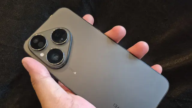 Huawei Pura 80 (Frosted Black) saat acara peluncuran Watch GT 6 Series pada Kamis (9/10/2025) di Jakarta.