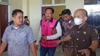 Wakil Ketua DPRD Mamuju, ADH (48) saat ditetapkan tersangka oleh Kejati Sulbar (Foto: Liputan6.com/Abdul Rajab Umar)