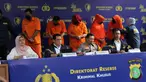 Para tersangka diperlihatkan pada rilis pengungkapan kasus praktik aborsi illegal di Mapolda Metro Jaya, Jakarta, Rabu (17/12/2025). Direktorat Reserse Kriminal Khusus Polda Metro Jaya membongkar kasus praktik aborsi ilegal yang telah beroperasi selama dua tahun, di Jakarta Timur. (merdeka.com/magang/Rendi Saputra)