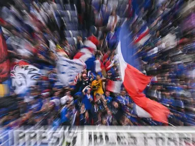 Foto yang diambil dengan efek zoom ini menunjukkan sorak-sorai penggemar Prancis sebelum pertandingan perempat final UEFA Euro 2024 antara Portugal dan Prancis di Volksparkstadion, Hamburg, pada Jumat 5 Juli 2024 atau Sabtu 6 Juli 2024 dini hari WIB. (JAVIER SORIANO/AFP)