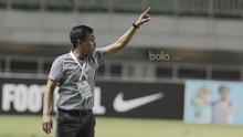 Pelatih Bali United, Widodo Cahyono Putro, memberikan arahan kepada anak asuhnya saat melawan PS TNI  pada laga lanjutan liga 1 di Stadion Pakansari, Bogor, Senin (10/7/2017). Bali United menang 4-3 atas PS TNI. (Bola.com/M Iqbal Ichsan)