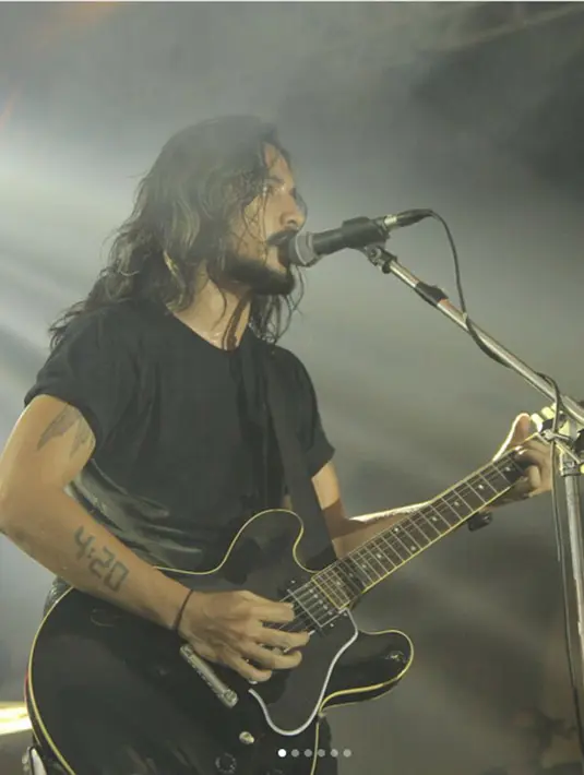 Minggu, (6/8) penyanyi Ello tertangkap akibat narkoba. Sejak hari itu penyanyi gondrong itu menjadi tahanan Polres Jakarta Selatan. Pemilik nama Marcello Tahitoe itu tertangkap berikut barang bukti satu paket ganja. (Instagram/marcello_tahitoe)