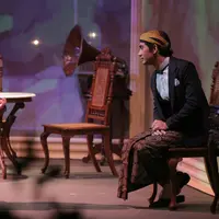 Teater Bunga Penutup Abad berdurasi 120 menit itu untuk mengenang sastrawan terbaik Tanah Air, Pramoedya yang meninggal 10 tahun silam. Digelar pada 25-27 di Gedung Kesenian Jakarta. (Andy Masela/Bintang.com)