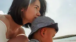 Saat memutuskan menikah muda pun, jarak umur antara Laura Basuki dan Leo Sastrya Sandjaja terpaut 11 tahun. Namun apabila sudah saling mencintai, tentu masalah umur tidaklah menjadi masalah yang bersar bagi keduanya. (Liputan6.com/IG/@laurabas)