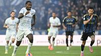 Penyerang Inter Milan asal Prancis #09, Marcus Thuram (kiri), berlari membawa bola dalam pertandingan Serie A Italia antara Pisa dan Inter Milan di Garibaldi Romeo Anconetani Arena, Pisa, pada 30 November 2025. (Isabella BONOTTO/AFP)