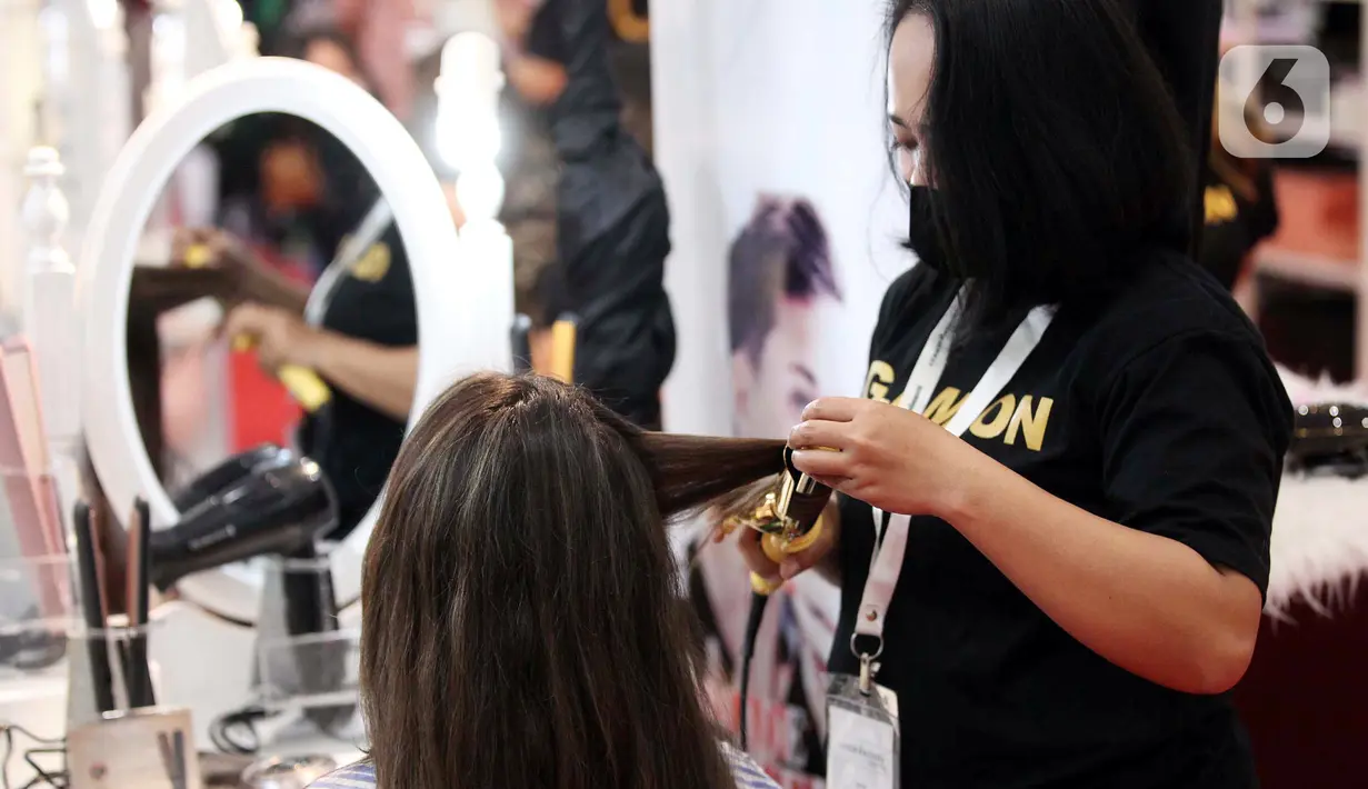 Pengunjung menjalani perawatan kecantikan saat pameran Cosmobeaute Indonesia 2022 di Jakarta Convention Center (JCC), Senayan, Jakarta, Kamis (3/11/2022). Cosmobeaute Indonesia 2022 merupakan ajang pameran terbesar di industri kecantikan. (Liputan6.com/Johan Tallo)