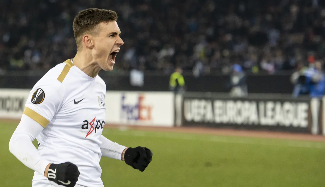 Pemain FC Zurich, Salim Khelifi, melakukan selebrasi usai membobol gawang Napoli pada laga Liga Europa di Stadion Letzigrund, Kamis (14/2). Napoli menang 3-1 atas FC Zurich. (AP/Walter Bieri)