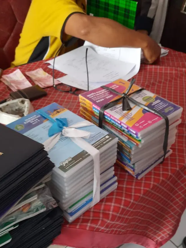Sejumalah paketan CD pembelajaran secara daring yang berhasil dikumpulkan sebagai barang bukti dugaan jual beli paksa paketan tersebut di Kemenag Tasikmalaya, Jawa Barat.
