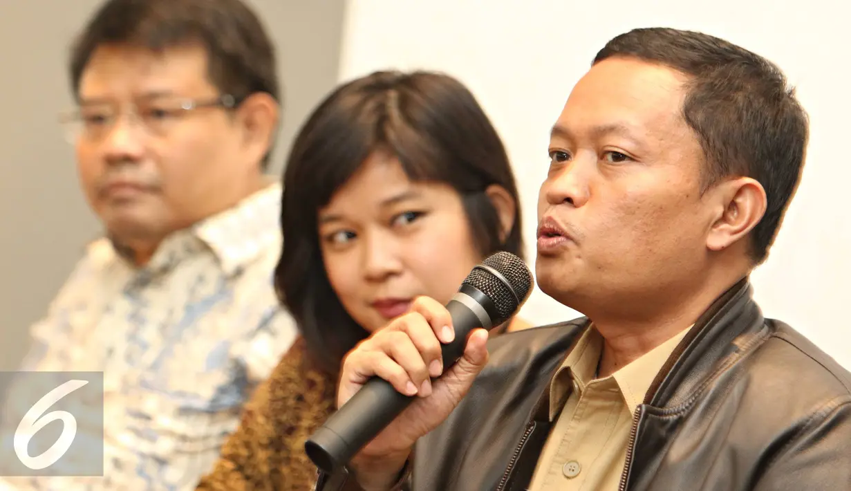 Kepala Dinas Kebersihan DKI Jakarta Isnawa Adji bersama Indonesian Centre for Environmental Law Margaretha Quina saat menjadi pembicara dalam diskusi Low Carbon Technology for Solid Waste Management, Jakarta (6/1). (Liputan6.com/Immanuel Antonius)