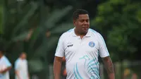 Pelatih PSBS Biak, Divaldo Alves. (Bola.com/Nandang Permana)