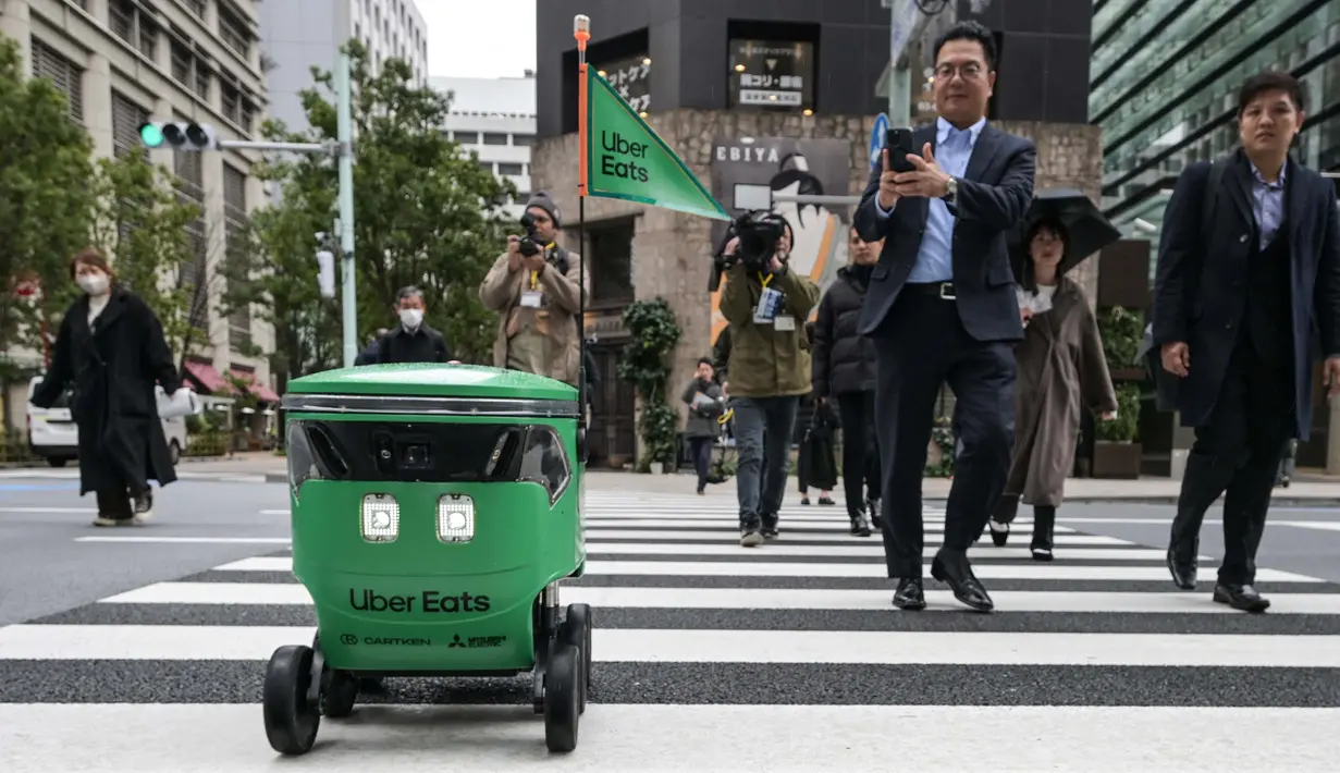 <p>Robot ini mempu bergerak dengan kecepatan hingga 5,4 kilometer per jam dengan lampu yang berkedip-kedip di sekelilingnya. (Richard A. Brooks/AFP)</p>