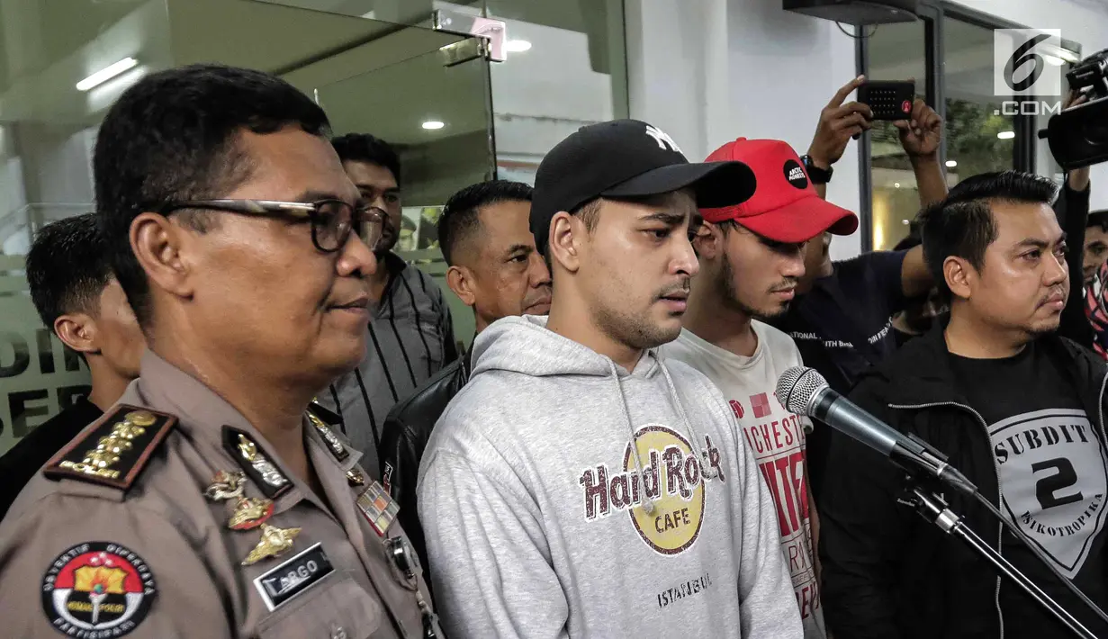 Ekspresi aktor Riza Shahab saat memberi keterangan usai menjalani pemeriksaan oleh BNN di Polda Metro Jaya, Jakarta, Jumat (13/4). Selain Riza, polisi juga menangkap pesinetron Reza Alatas atas kasus serupa. (Liputan6.com/Faizal Fanani)
