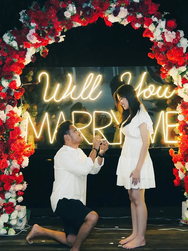 6 Potret Romantis Ochi Rosdiana Dilamar Kekasih, Pamer Cincin di Jari Manis