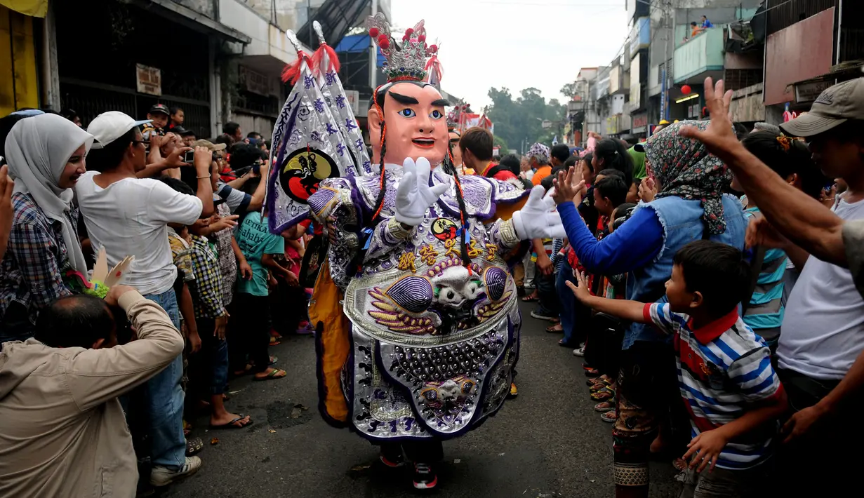 Ondel-ondel Taiwan memeriahkan arak-arakan dalam rangka Pesta Rakyat dan perayaan Cap Go Meh di Bogor, Jawa Barat, Kamis (5/3/2015). Perayaan Cap Go Meh di Kota Bogor berlangsung meriah. (Liputan6.com/Helmi Fithriansyah)