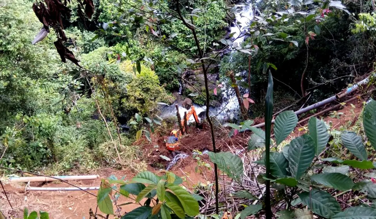 Kondisi Pipa milik PDAM yang rusak ditepi jurang mengakibatkan ribuan warga di Kecamatan Tebat Karai Kepahiang mengalami krisis air bersih (/Yuliardi Hardjo)