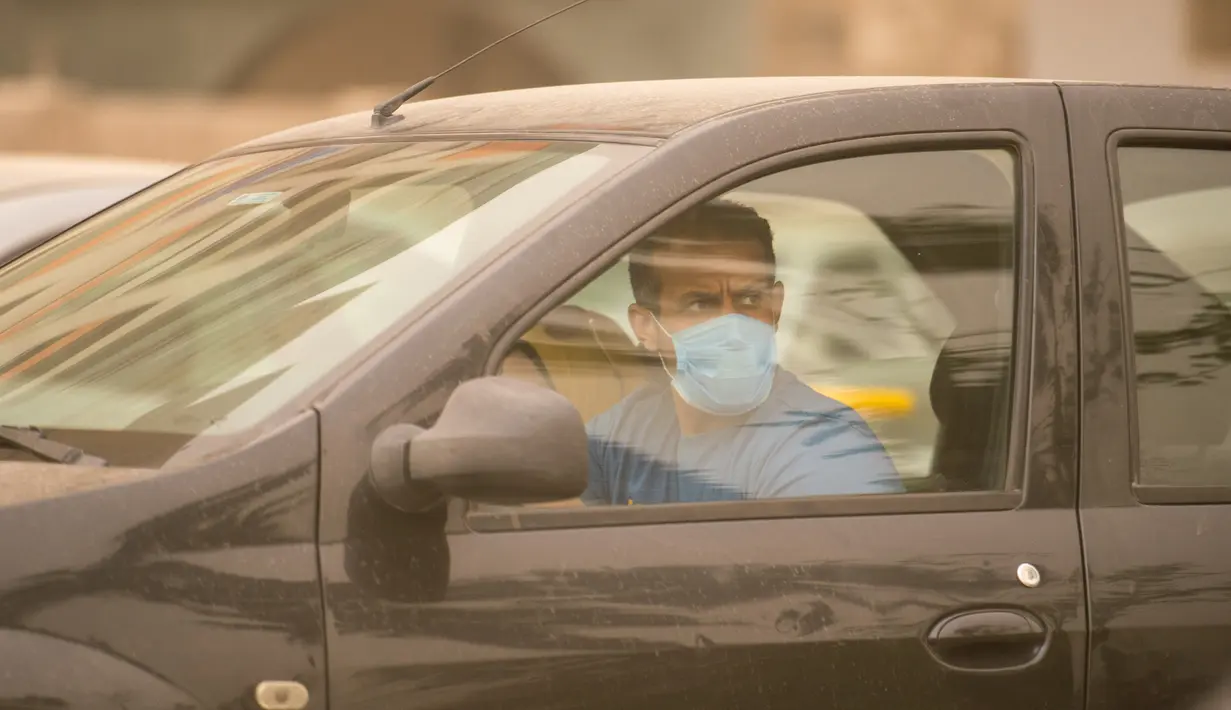 Seorang pengendara mobil yang mengenakan masker terlihat di sebuah jalan di Kairo, Mesir, pada 5 April 2020. Mesir pada Sabtu (4/4) melaporkan lima kematian baru akibat infeksi COVID-19, menjadikan total kasus kematian di negara tersebut mencapai 71. (Xinhua/Wu Huiwo)