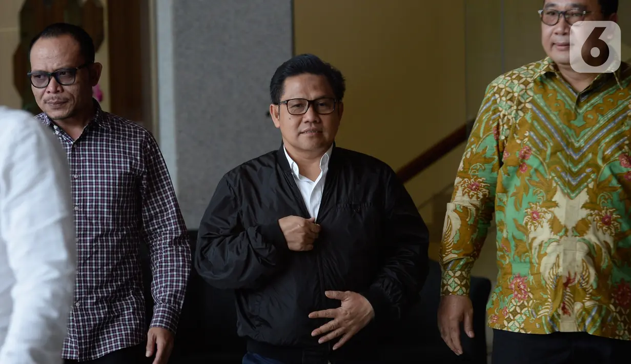 Wakil Ketua DPR RI Muhaimin Iskandar (tengah) berjalan meninggalkan Gedung KPK usai pemeriksaan di Jakarta, Rabu (29/1/2020). Muhaimin yang akrab disapa Cak Imin diperiksa dalam kasus suap terkait proyek Kementerian Pekerjaan Umum dan Perumahan Rakyat Tahun Anggaran 2016. (merdeka.com/Dwi Narwoko)