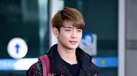 Minho SHINee saat berada di bandara Incheon, sebelum terbang menuju Bali. (Foto: Dispatch)