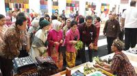 Ibu Negara Iriana Joko Widodo membuka pameran UMKM Karya Kreatif Indonesia 2018 di Jakarta Convention Centre (JCC), Jakarta, Jumat (20/7/2018)