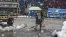 Seorang wanita Kashmir berjalan saat salju turun di Srinagar, Kashmir yang dikuasai India (15/1/2020). Selama dua hari terakhir wilayah Himalaya telah menyaksikan hujan salju lebat yang mengakibatkan serangkaian longsoran dan tanah longsor. (AP Photo/Dar Yasin)