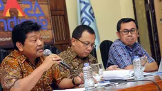 Anggota Komisi XI DPR RI, Andreas Eddy Susetyo (kiri) berbicara pada diskusi bersama PARA Syndicate di Jakarta, Jumat (22/4/2016). Diskusi membahas RUU Tax Amnesty vs Skandal Panama Papers: Quo Vadis Reformasi Pajak. (Liputan6.com/Helmi Fithriansyah)