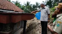 Gubernur Jawa Tengah Ganjar Pranowo, mendatangi salah satu lokasi longsor yang berada di Desa Karangduwur, Kabupaten Kebumen. (Istimewa)