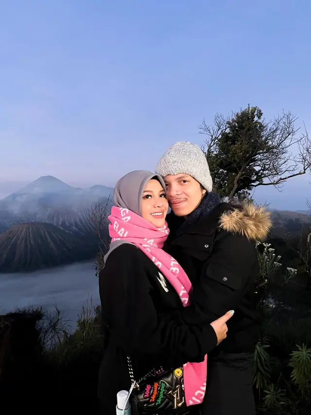 7 Potret Aurel Hermansyah dan Atta Halilintar Berlibur ke Gunung Bromo, Mesra Banget