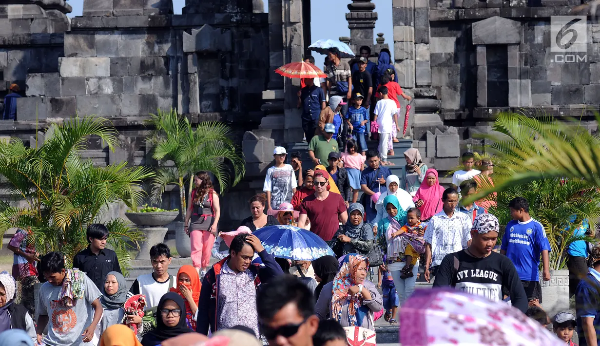 Wisatawan memadati kawasan Candi Prambanan, Sleman, Yogyakarta, Jumat (30/6). Mengisi libu panjang lebaran 2017, ribuan wisatawan dari berbagai daerah memadati kawasan Candi Prambanan. (Liputan6.com/Helmi Fithriansyah)
