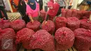 Warga memilih bawang merah yang dijual di Toko Tani Indonesia (TTI) Permanen di Pasar Minggu, Jakarta, Rabu (15/6). Di Toko Tani yang buka setiap hari hingga H-1 Idul Fitri ini bawang merah dijual Rp23.000 per kg. (Liputan6.com/Immanuel Antonius)