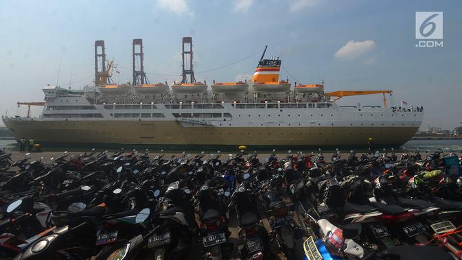 Penampakan sepeda motor pemudik saat mengikuti mudik gratis Kementerian Perhubungan di Pelabuhan Tanjung Priok, Jakarta, Rabu (13/6). Selain 11.938 pemudik, Kemenhub juga memberi kuota gratis kepada 5.555 sepeda motor. (Merdeka.com/Imam Buhori)