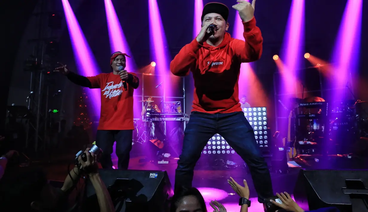 Sebelum lagu berakhir, Gading sempat meledek Iwa K yang pernah tersangkut narkoba dan dipenjara. Gading juga menantang melanjutkan. (Adrian Putra/Bintang.com)