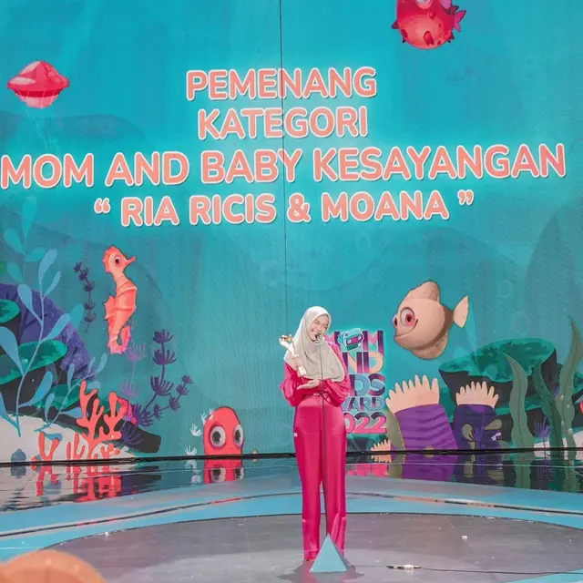 6 Potret Ria Ricis di Mom and Kids Awards 2022, Badan Langsingnya Banjir Pujian