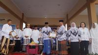 Memperingati HUT Korpri, seluruh pegawai di lingkungan Bone Bolango, Gorontalo, wajib mengenakan kain Karawo. (Liputan6.com/ Arfandi Ibrahim)
