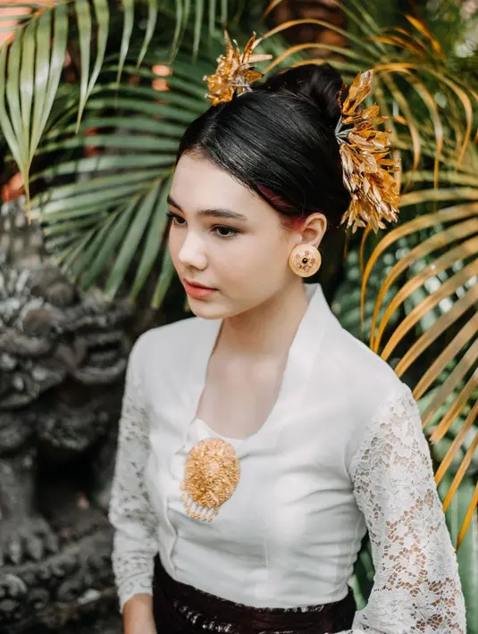 Lahir dan besar di Bali, Lea pun nampak sangat anggun saat mengenakan kebaya. Berbalut kebaya berwarna putih dan kain endek berwarna coklat, Lea terlihat menawan. (Liputan6.com/IG/@ciarachelfx)