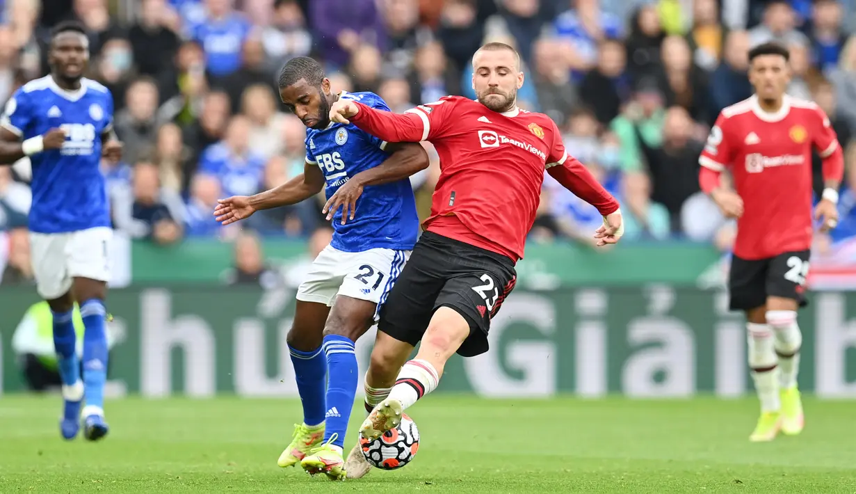 Luke Shaw - Pada laga kala ini Shaw beberapa kali terlibat dalam membangun serangan Manchester United. Namun sayang di sisi lain ia juga benar-benar dibuat kerepotan oleh barisan penyerang Leicester City sehingga harus menyerah dengan skor 4-2. (AFP/Paul Ellis)