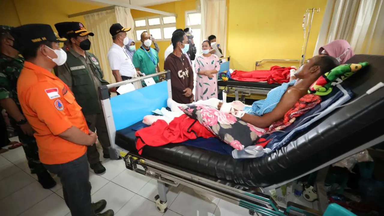 Kepala BNPB Suharyanto bersama Menko PMK Muhadjir Effendy mengunjungi korban erupsi Gunung Semeru di RSUD Pasirian.