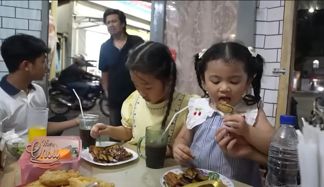 Bagi Thalia dan Thania, ini merupakan momen pertamanya menikmati menu yang ada di warkop. Unggahan tersebut mendapatkan banyak pujian dari warganet. "Enjoy trio the Onsu... nikmati hal2 sederhana... sehat dan sukses selalu the Onsu," tulis Naning Naning  [Youtube/The Onsu Family]
