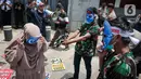 Massa Aliansi Mahasiswa Islam berunjuk rasa di depan Kantor Kedutaan Besar Republik Rakyat China, Jakarta, Kamis (25/3/2021). Massa menuntut pemerintah China lewat kedutaan besarnya di Indonesia segera menghentikan penyiksaan, penyanderaan, dan pemerkosaan muslim Uighur. (Liputan6.com/Faizal Fanani)