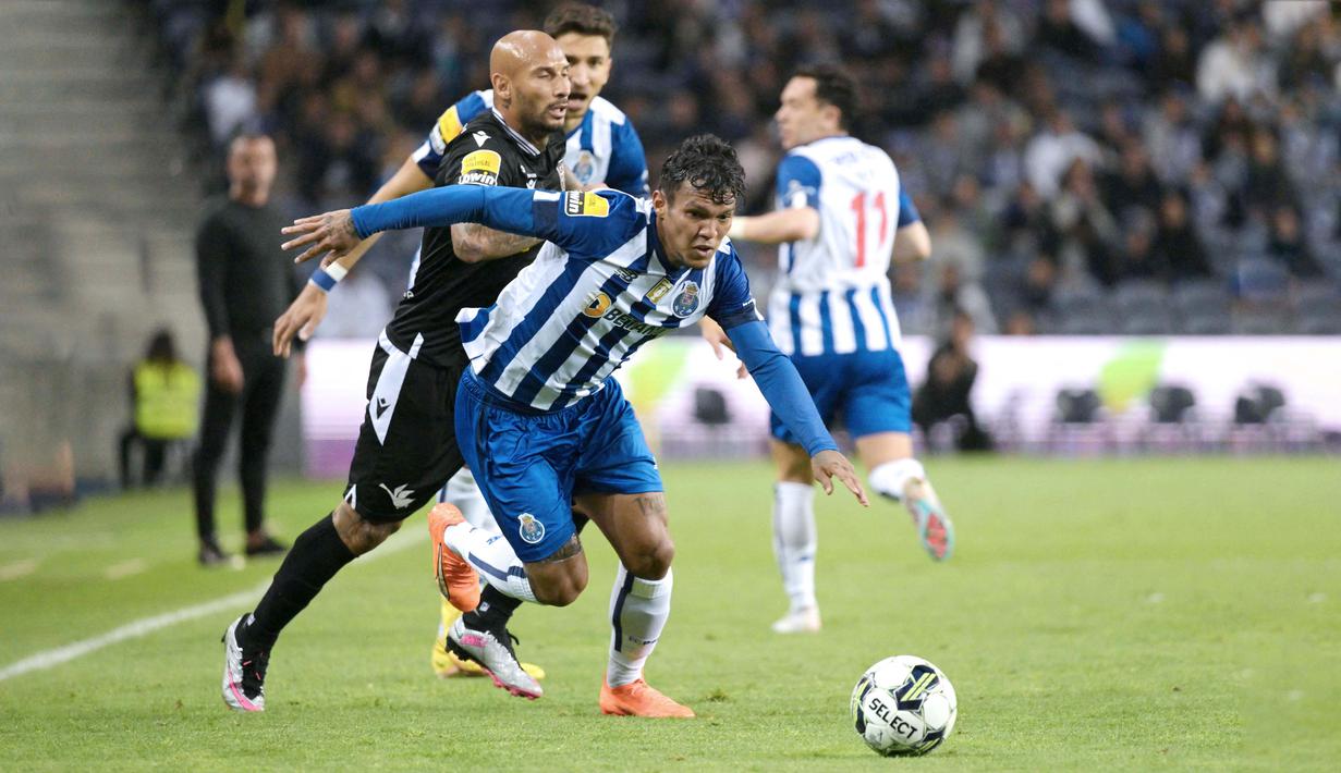 Di musim perdananya berseragam Azuis e brancos, Veron berhasil mencatatkan 27 penampilan, serta satu gol dan lima assist. Ia juga menjadi pilihan sang pelatih, yang membuatnya bisa mengoleksi total 688 menit bermain. (Fernando Veludo)