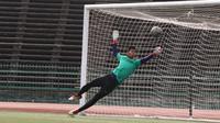 Kiper Timnas Indonesia U-22, Satria Tama, berusaha menghalau bola saat latihan jelang laga final Piala AFF U-22 2019 di Olympic Stadium, Phnom Penh, Kamboja, Senin (25/2/2019). Indonesia akan melawan Thailand. (Bola.com/Zulfirdaus Harahap)