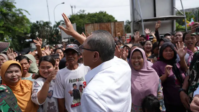 Menko Zulhas Bagikan Sarung dan Mukena Lebaran untuk Warga Terdampak Banjir di Bekasi