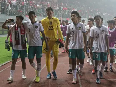 Pemain Timnas Indonesia U-19 mengitari lapangan menyapa suporter usai laga terakhir penyisihan grup A Piala AFF U-19 2022 melawan Myanmar U-19 di Stadion Patriot Candrabhaga, Bekasi, Jawa Barat, Minggu (10/7/2022). Timnas Indonesia U-19 gagal melaju ke semifinal meski berhasil menundukkan Myanmar U-19 dengan skor 5-1. (Liputan6.com/Helmi Fithriansyah)