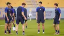 Para pemain asal Amerika Serikat mengikuti sesi latihan resmi di Al-Gharafa SC Stadium, Doha, Senin (28/11/2022). Timnas AS akan melawan Iran di Stadion Al Thumama. (AP Photo/Ashley Landis)
