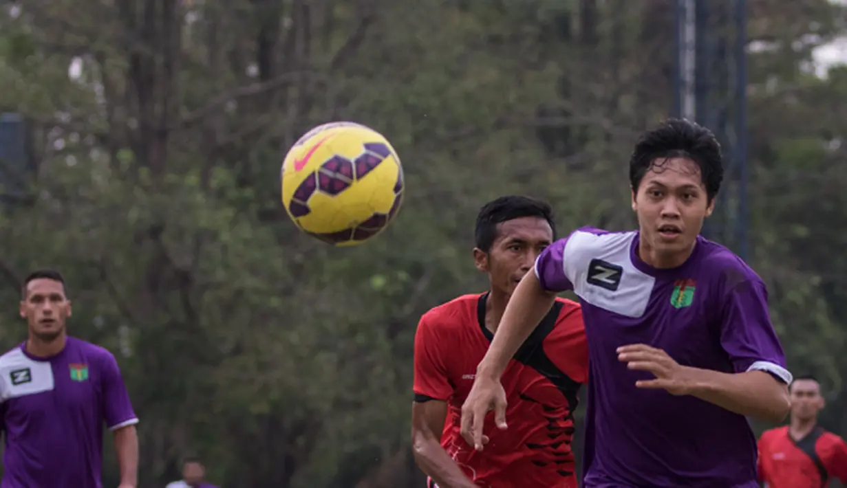 Penyerang Persita Tangerang, Rishadi Fauzi mengejar bola lambung saat ujicoba melawan PSAU di Lapangan Sutasoma, Jakarta, Jumat (21/8/2015). Persita mengalahkan PSAU dengan skor 1-0. (Bola.com/Vitalis Yogi Trisna)
