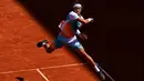 <p>Petenis China, Zhang Zhizhen berusaha mengembalikan bola ke arah petenis Norwegia, Casper Ruud pada laga hari ketujuh Prancis Terbuka 2023 di Roland Garros, Paris, 3 Juni 2023. (AFP/Emmanuel Dunand)</p>