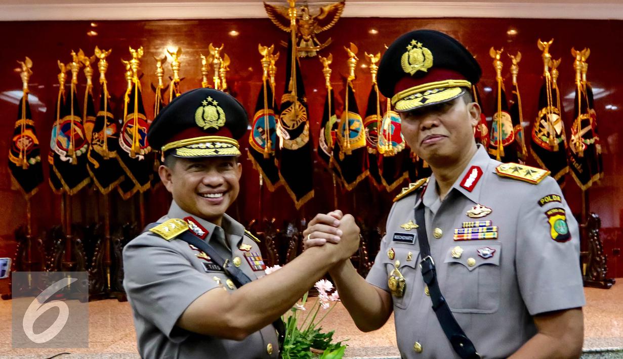 Mantan Kapolda Metro Jaya, Irjen Tito Karnavian dan Kapolda Metro Jaya, Irjen Moechgiyarto saat salam komando usai Sertijab Kapolda di Rupatama, Mabes Polri, Jakarta, (21/3). (Liputan6.com/Fery Pradolo)