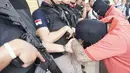Dua pelaku pembunuhan buruh pabrik di Tangerang dihadirkan saat rilis kasus di Mapolres Tangerang Selatan, Kamis (5/7). Polisi mengamankan alat bukti berupa pisau, motor dan pakaian pelaku dengan bercak darah serta pakaian korban (Merdeka.com/Arie Basuki)