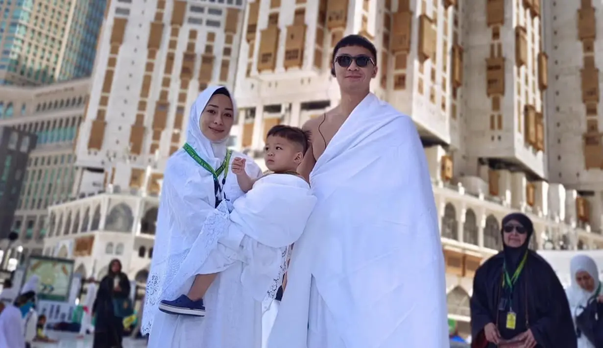 Nikita Willy sudah sering berkunjung ke Tanah Suci bareng keluarga besar, suami, hingga boyong buah hatinya. Tampil serba putih, penampilan bintang sinetron lawas Bulan dan Bintang ini bikin adem. Semakin cantik dan anggun ketika mengenakan hijab, mantan artis cilik berusia 30 tahun ini didoakan segera berhijab. Gendong buah hati, Nikita Willy banjir pujian netizen. (Liputan6.com/IG/@yorafebrina)