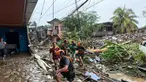 Tim penyelamat mengevakuasi seorang wanita setelah Badai Tropis Penha melanda daerah di Iligan, provinsi Lanao del Norte, Filipina, pada Jumat 6 Februari 2026. Sedikitnya empat orang tewas dan lebih dari 6.000 orang mengungsi imbas terjangan badai tropis Penha yang memicu banjir serta tanah longsor di Filipina selatan pada Jumat 6 Februari 2026. (Merlyn Manos/AFP)